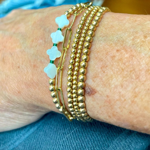 Handmade 14k gold filled stretch shell clover bracelet - Picture 3 of 6